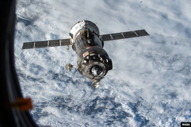 Kapsula Soyuz duke transportur Virtsin dhe Shkaplerovin për në Tokë më 2015.