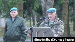 Начальнік галоўнага выведнага ўпраўленьня, намесьнік начальніка Генэральнага штабу Ўзброеных сіл Беларусі Аляксей Хузяхметаў (зьлева). Фота Міністэрства абароны Беларусі 