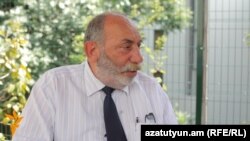 «Ակոս» թերթի խմբագիր Բագրառ Էստուկյանը զրուցում է «Ազատության» հետ: 