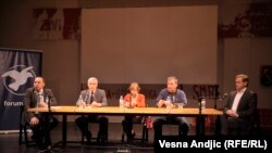 Učesnici tribine: moderator Dragan Popović (prvi sleva), Oliver Ivanović, Vesna Pešić, Dejan Anastasijević, Borislav Stefanović