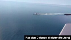 На кадре из видеоролика, опубликованного Министерством обороны России, показан эсминец британского ВМФ HMS Defender, снятый с российского военного самолета в Черном море, 23 июня 2021 года