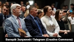 На фото президент Чехії Петр Павел, посол України у Великій Британії Валерій Залужний, його дружина Олена Залужна і українська правозахисниця Олександра Матвійчук. Прага, Чехія, 20 травня 2026 року