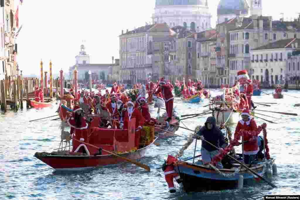 Në prag të festave të fundvitit, një mori babadimrash zëvendësuan sajat me gondola dhe vërshuan Kanalin e Madh të Venedikut.