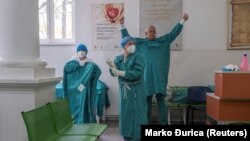 Medicinski radnici se oblače za rad sa COVID pacijentima u bolnici "Dr Dragiša Mišović" u Beogradu