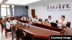 Ера Керная (вдясно), 24-годишна жена от Северна Албания, която учи компютърни науки в Кунминския университет за наука и технологии.