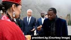 Президент Садыр Жапаров жана Фор Эссозимна Гнассингбе. Ала-Арчадагы маданий иш-чарада. 28-апрель.