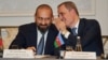 Azerbejdžanski ministar spoljnih poslova Džejhun Bajramov šapuće na uvo jermenskom kolegi Araratu Mirzojanu tokom sastanka o Trampovoj ruti za međunarodni mir i prosperitet (TRIPP) u Njujorku 23. septembra 2026.