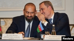 Azerbejdžanski ministar spoljnih poslova Džejhun Bajramov šapuće na uvo jermenskom kolegi Araratu Mirzojanu tokom sastanka o Trampovoj ruti za međunarodni mir i prosperitet (TRIPP) u Njujorku 23. septembra 2026.