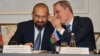 Ministri i Jashtëm i Azerbajxhanit, Jeyhun Bayramov, i pëshpërit diçka në vesh homologut të tij armen, Ararat Mirzoyan, gjatë një takimi për projektin TRIPP, në Nju Jork, më 23 shtator.