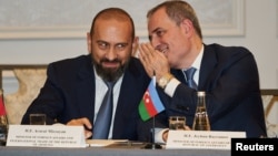 Ministri i Jashtëm i Azerbajxhanit, Jeyhun Bayramov, i pëshpërit diçka në vesh homologut të tij armen, Ararat Mirzoyan, gjatë një takimi për projektin TRIPP, në Nju Jork, më 23 shtator.