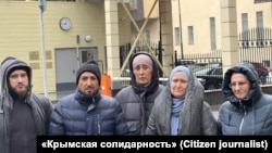 Делегация крымчан под офисом омбудсмена РФ Татьяны Москальковой, Москва, 31 октября 2025 года 