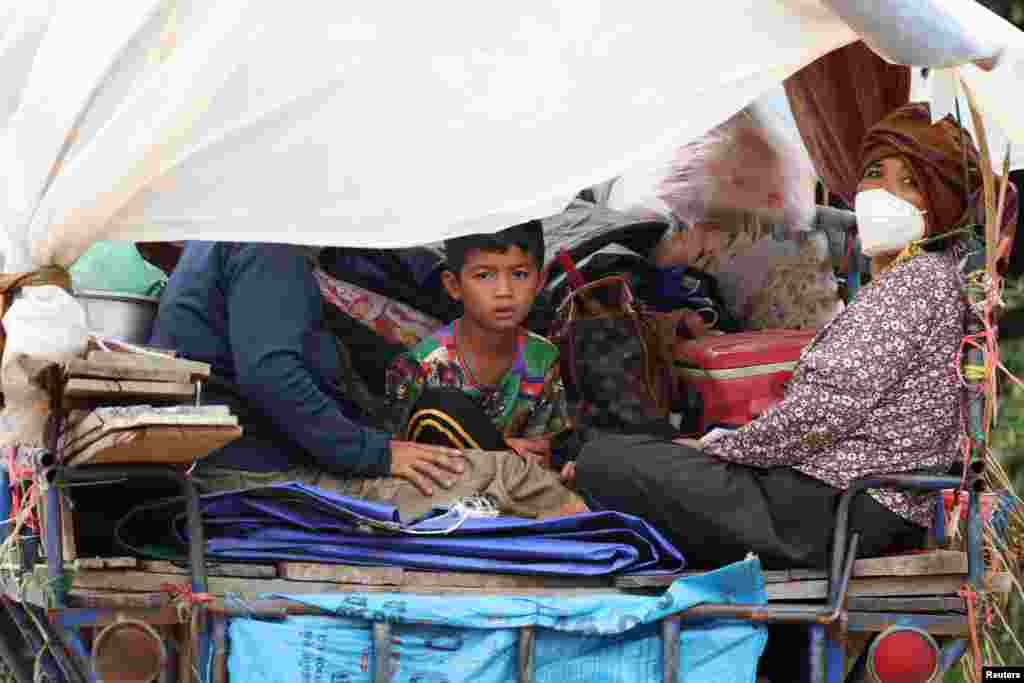 Семья едет в лагерь беженцев после эвакуации в связи со столкновениями между Таиландом и Камбоджей в спорном пограничном районе в Чонг Кале, Камбоджа, 10 декабря 2025 года. REUTERS/Kim Hong-ji