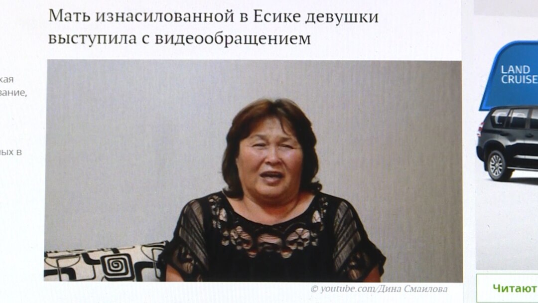 Джада Стивенс өзінің дөңгелек, әдемі бөксесін көрсетеді Қарап тұрған Том, трусики жоқ