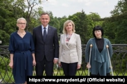 Прэзыдэнт Польшчы Анджэй Дуда сустракаецца з вывезенымі зь Беларусі актывісткамі Саюзу палякаў Ірэнай Бярнацкай, Марыяй Цішкоўскай, Ганнай Панішавай. Варшава, 4 чэрвеня 2021 году