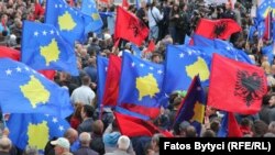 Flamuj të Kosovës dhe Shqipërisë.