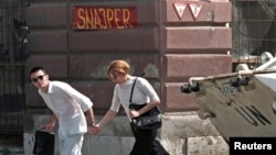 Građani trče preko zloglasne Aleje snajpera u Sarajevu, 1995.