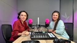 Ozana Nicolau este regizoare, creatoarea și scriitoarea spectacolului de teatru De(conectat), un proiect despre manipulare și alienare. 