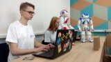 Studenţi şi roboţii Frank și Eva