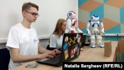 Studenţi şi roboţii Frank și Eva