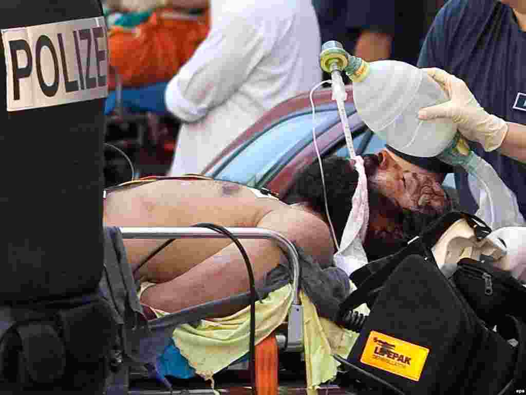 24 maj '09 - Të paktën 11 persona janë lënduar, disa me lëndime serioze, gjatë një zënke brenda një tempulli të sikëve në Vjenë. Policia ka thënë se pesë persona të armatosur me thika dhe një tjertër me armë, e sulmuan predikuesin dhe besimtarët gjatë një shërbese fetare. Nuk është e qartë se çka e shkaktoi dhunën, e cila mund të jetë pasojë e zënkës ndërmjet familjeve rivale apo e mosmarrëveshjeve me besimtarët e tempujve tjerë të sikëve.