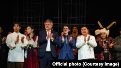 Жазуучу Арслан Капай уулу спектаклде ойногон актерлор жана режиссер Уланмырза Карыпбаев менен.