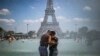 Një çift duke u freskuar në Paris, si pasojë e motit të nxehtë. Fotografi nga arkivi.