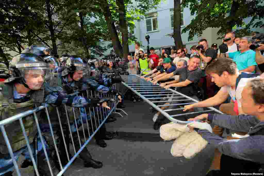 Kako je situacija postala sve teža, demonstranti su pokušali ukloniti ograde i barijere koje je postavila policija.