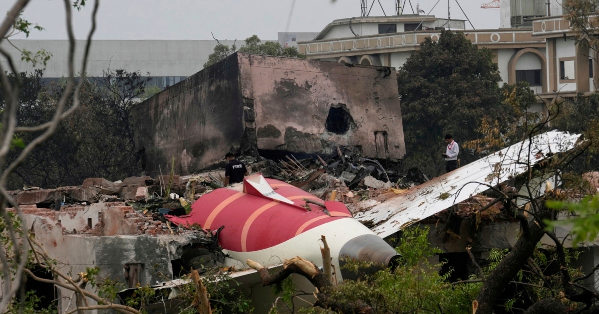 Hetuesit kontrollojnë vendin e rrëzimit të avionit Air India  në kërkim të shkaktarit
