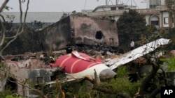 Dijelovi aviona Air India koji se srušio na vrhu zgrade u Ahmedabadu, Indija, 13. juna 2025.