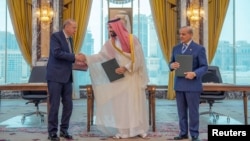 Президент Туруии, наследный принцу Саудовской Аравии и премьер-министром Пакистана после подписания совместного соглашения об обороне, Мекка, 7 августа 2026 года