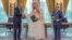 (солдон оңго) Түркиянын президенти, Сауд Арабиясынын мураскер канзаадасы жана Пакистандын премьер-министри келишимге кол коюудан кийин. 7-август,  2026-жыл.