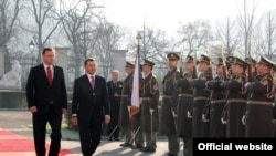 Premierul Vlad Filat primit cu toate onorurile de omologul său ceh Petr Necas (stânga)