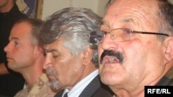 تورن جنران افضل ،ظاهر عظيمي او ايرك ټريمبلي خبريالانو ته په كندز كې د عقاب عملياتو په اړه مالومات وركوي