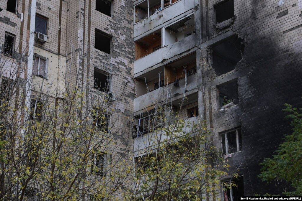 На фасаді будинку видно чорний слід від вибуху та загоряння