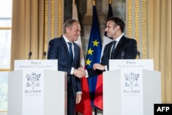 Premierul Poloniei, Donald Tusk (stânga) și președintele Franței, Emmanuel Macron, după discuțiile din 12 februarie 2024 menite să întărească propria capacitate a Europei de a se apăra.