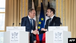 Donald Tusk și Emmanuel Macron la Palatul Elysee, 12 februarie 2024.