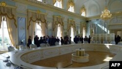 Зал Константиновского дворца, где пройдет одна из встреч лидеров государств и правительств стран "Большой двадцатки". Санкт-Петербург, 26 августа 2013 года. 