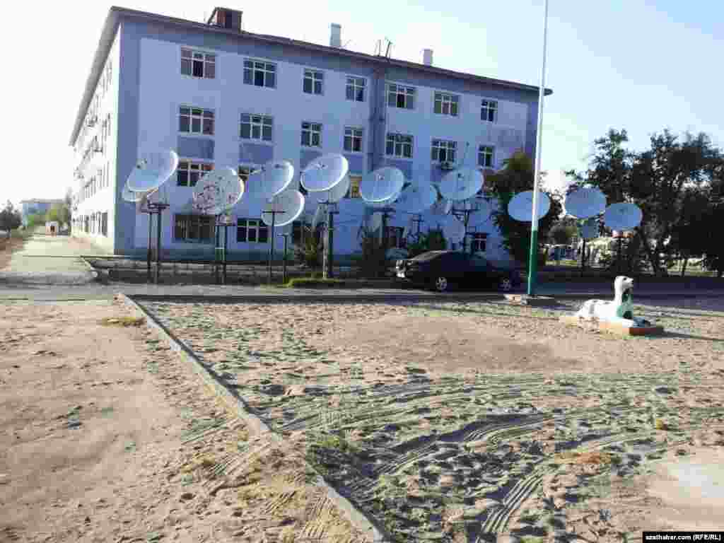 Türkmenabat şäherinde satelit antenalary jaýlara berkidilmän, howluda ýerleşdirilipdir