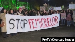 Zeci de persoane au participat marți seara la un protest pein care au cerut măsuri ferme împotriva violenței domestice.