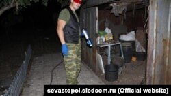 Российский следователь на месте преступления в Севастополе