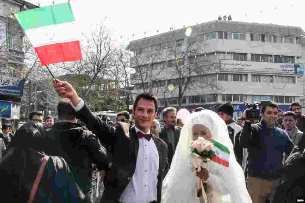 یک عروس و داماد در راهپیمایی