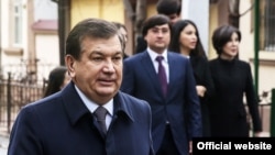 Президент Шавкат Мирзияев со своей семьей. За его спиной — старший зять Ойбек Турсунов.