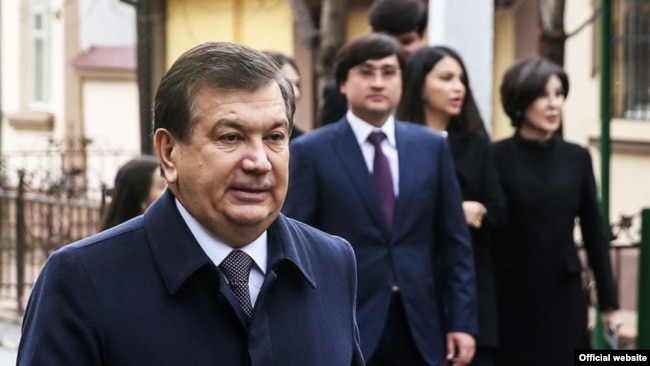 Президент Шавкат Мирзияев со своей семьей. За его спиной - старший зять Ойбек Турсунов.