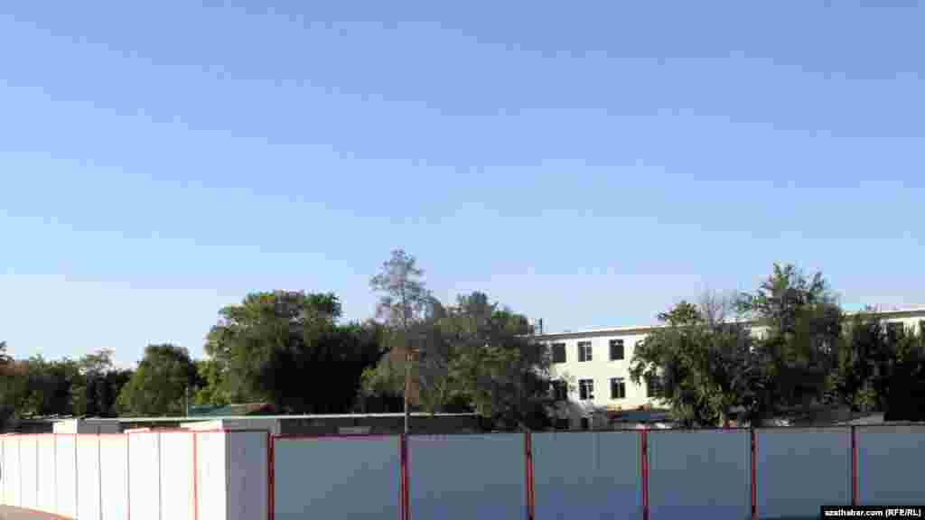 Aşgabadyň Andalyp-Şewçenko köçesiniň çatrygyndaky Sazçylyk mekdebi. Häzirki wagtda bu mekdebiň binasy sökülip aýrylýar.