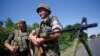 Українські військовослужбовці стоять на варті недалеко від міста Амвросіївка в Донецькій області, 5 червня 2014 року