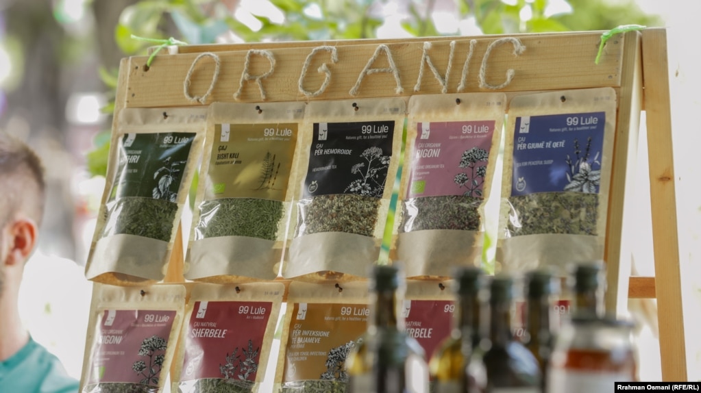 Në panair u ekspozuan edhe çajra vendore, të përgatitur nga bimë medicinale dhe aromatike të mbledhura në zonat malore të Kosovës.