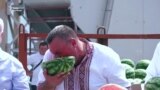 Баржа із кавунами нарешті причалила (відео)
