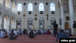 Мужчины в мечети в Таджикистане.