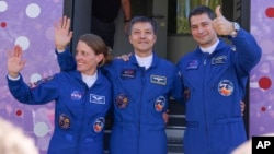 NASA-in astronaut Loral O'Hara (lijevo) i kosmonauti Roskosmosa Oleg Kononenko i Nikolaj Čub mašu dok se pripremaju za lansiranje ruske svemirske letjelice sa kosmodroma Bajkonur u Kazahstanu 15. septembra.