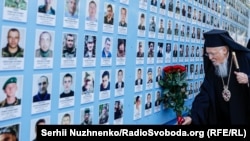 Вселенський патріарх Варфоломій під час покладання квітів до «Стіни пам’яті загиблих захисників України». Київ, 21 серпня 2021 року